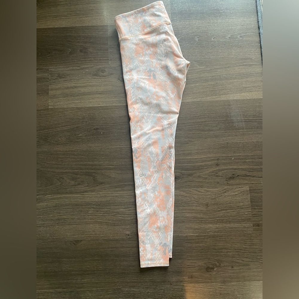 Alo Yoga Women's Airbrush Full Length Leggings in the Tropical Peach Python